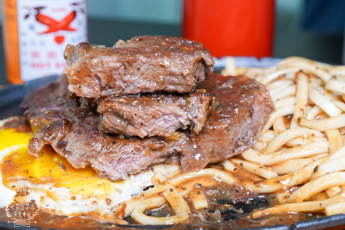 鳳山牛排館推薦[元氣牛牛排館]超彈嫩的厚實牛排居然只要180?免費的玉米濃湯料超級多還有紅茶無限暢飲!