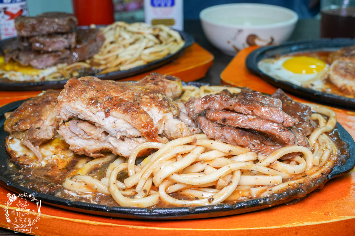 鳳山牛排館推薦[元氣牛牛排館]超彈嫩的厚實牛排居然只要180?免費的玉米濃湯料超級多還有紅茶無限暢飲!