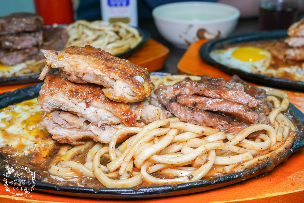 鳳山牛排館推薦[元氣牛牛排館]超彈嫩的厚實牛排居然只要180?免費的玉米濃湯料超級多還有紅茶無限暢飲!
