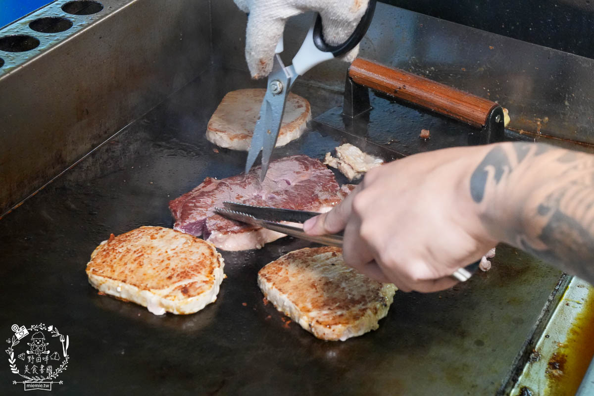 鳳山牛排館推薦[元氣牛牛排館]超彈嫩的厚實牛排居然只要180?免費的玉米濃湯料超級多還有紅茶無限暢飲!
