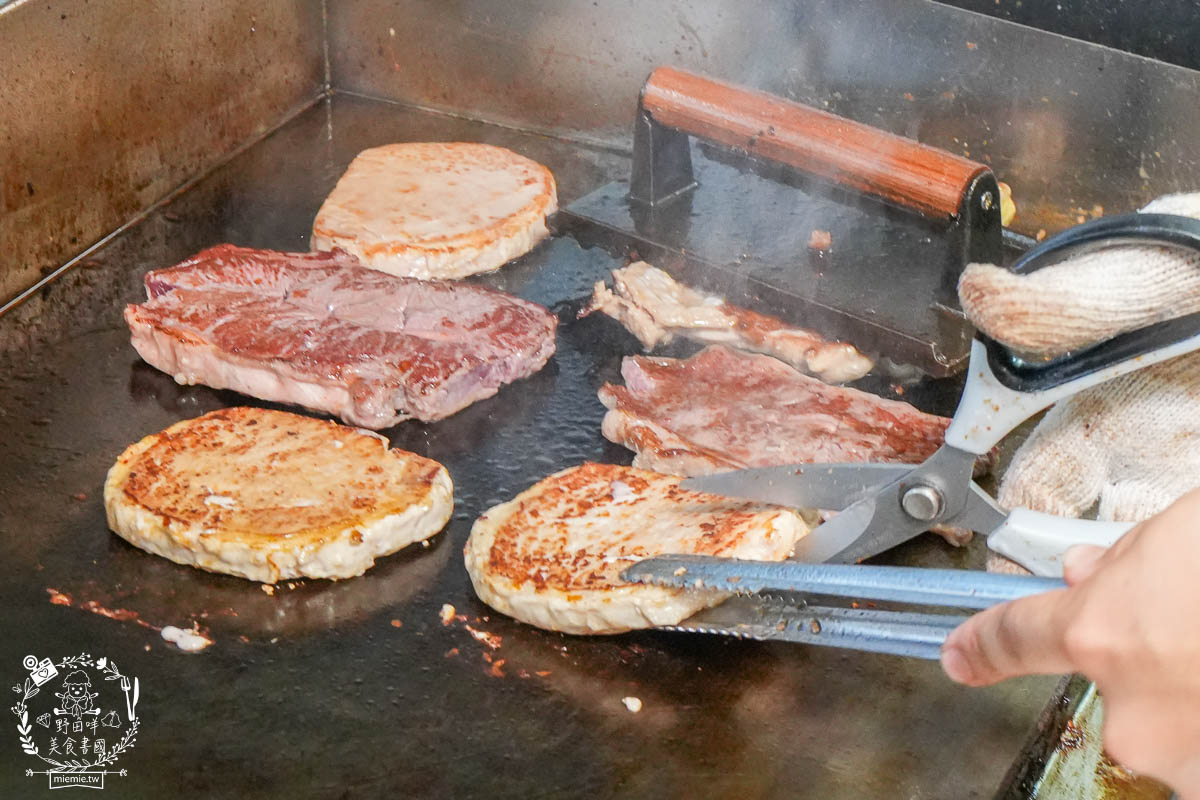 鳳山牛排館推薦[元氣牛牛排館]超彈嫩的厚實牛排居然只要180?免費的玉米濃湯料超級多還有紅茶無限暢飲!