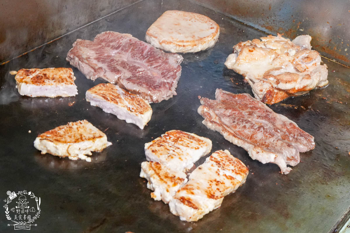 鳳山牛排館推薦[元氣牛牛排館]超彈嫩的厚實牛排居然只要180?免費的玉米濃湯料超級多還有紅茶無限暢飲!