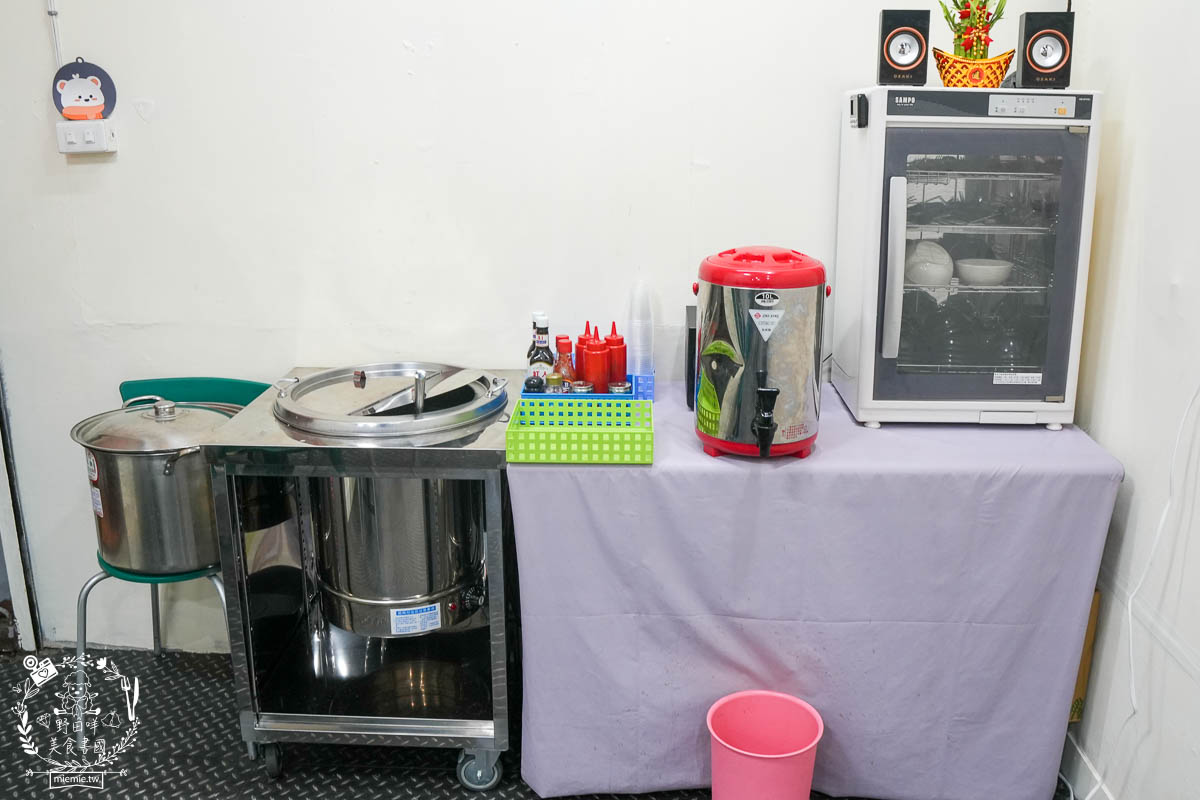 鳳山牛排館推薦[元氣牛牛排館]超彈嫩的厚實牛排居然只要180?免費的玉米濃湯料超級多還有紅茶無限暢飲!