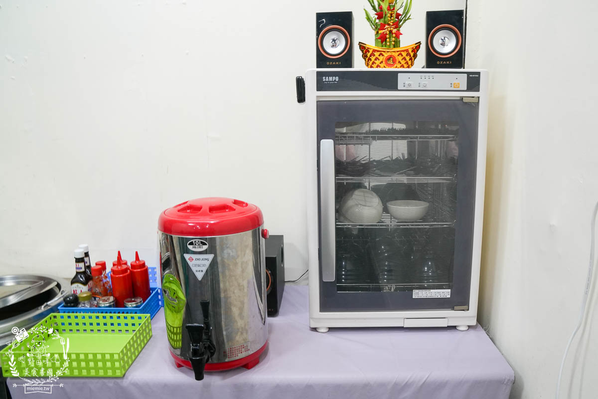 鳳山牛排館推薦[元氣牛牛排館]超彈嫩的厚實牛排居然只要180?免費的玉米濃湯料超級多還有紅茶無限暢飲!