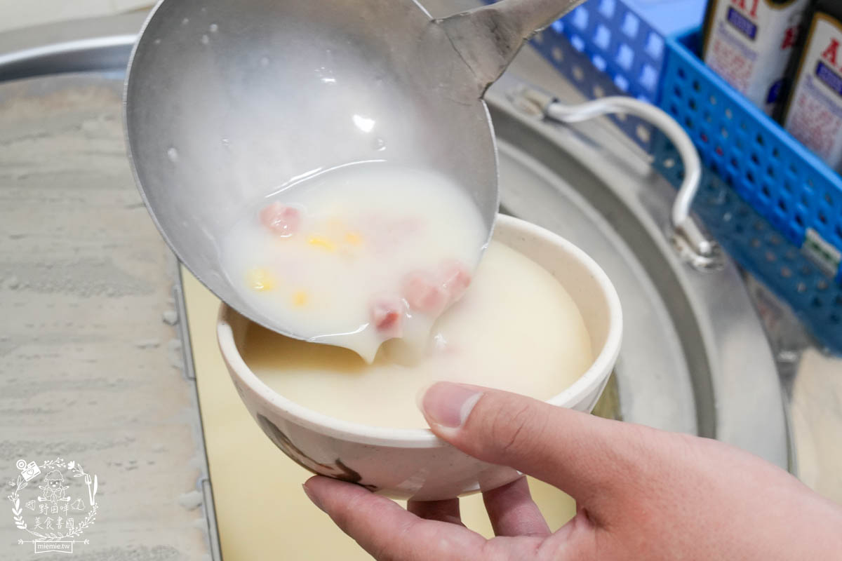 鳳山牛排館推薦[元氣牛牛排館]超彈嫩的厚實牛排居然只要180?免費的玉米濃湯料超級多還有紅茶無限暢飲!