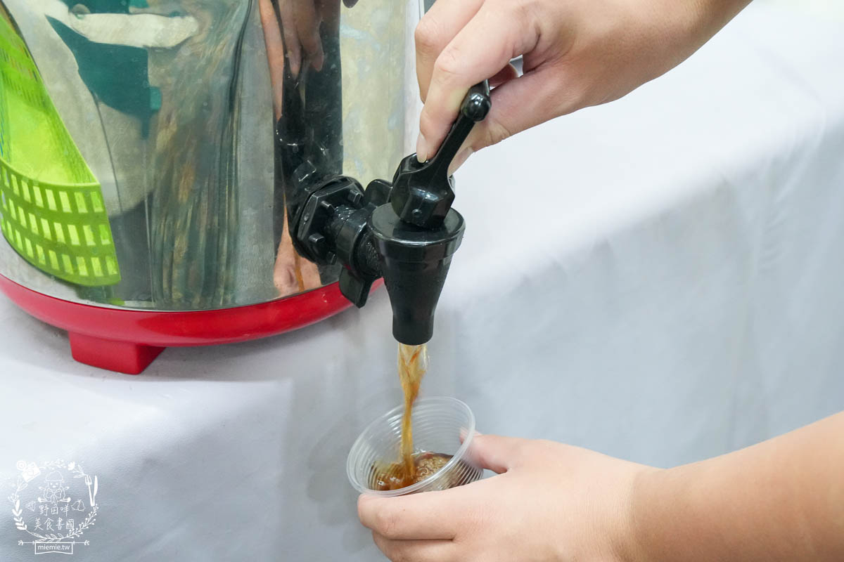 鳳山牛排館推薦[元氣牛牛排館]超彈嫩的厚實牛排居然只要180?免費的玉米濃湯料超級多還有紅茶無限暢飲!