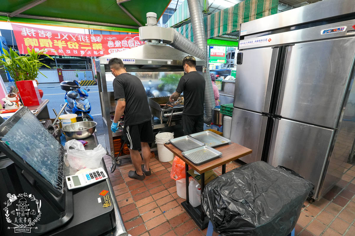 鳳山牛排館推薦[元氣牛牛排館]超彈嫩的厚實牛排居然只要180?免費的玉米濃湯料超級多還有紅茶無限暢飲!