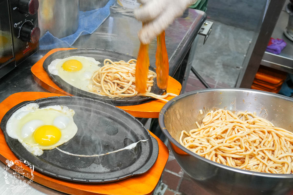 鳳山牛排館推薦[元氣牛牛排館]超彈嫩的厚實牛排居然只要180?免費的玉米濃湯料超級多還有紅茶無限暢飲!
