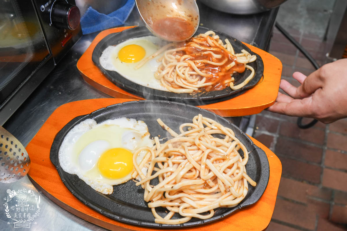 鳳山牛排館推薦[元氣牛牛排館]超彈嫩的厚實牛排居然只要180?免費的玉米濃湯料超級多還有紅茶無限暢飲!