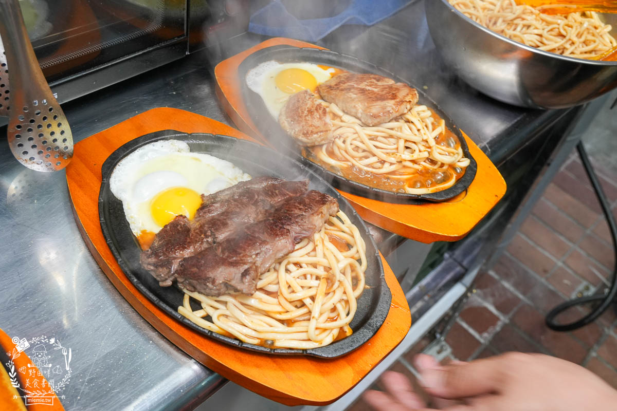 鳳山牛排館推薦[元氣牛牛排館]超彈嫩的厚實牛排居然只要180?免費的玉米濃湯料超級多還有紅茶無限暢飲!