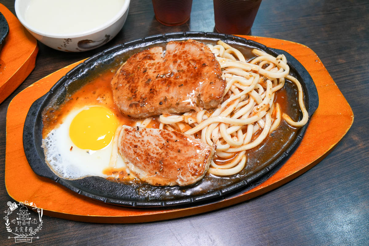 鳳山牛排館推薦[元氣牛牛排館]超彈嫩的厚實牛排居然只要180?免費的玉米濃湯料超級多還有紅茶無限暢飲!