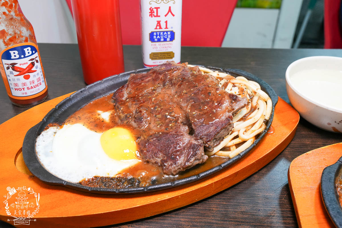 鳳山牛排館推薦[元氣牛牛排館]超彈嫩的厚實牛排居然只要180?免費的玉米濃湯料超級多還有紅茶無限暢飲!