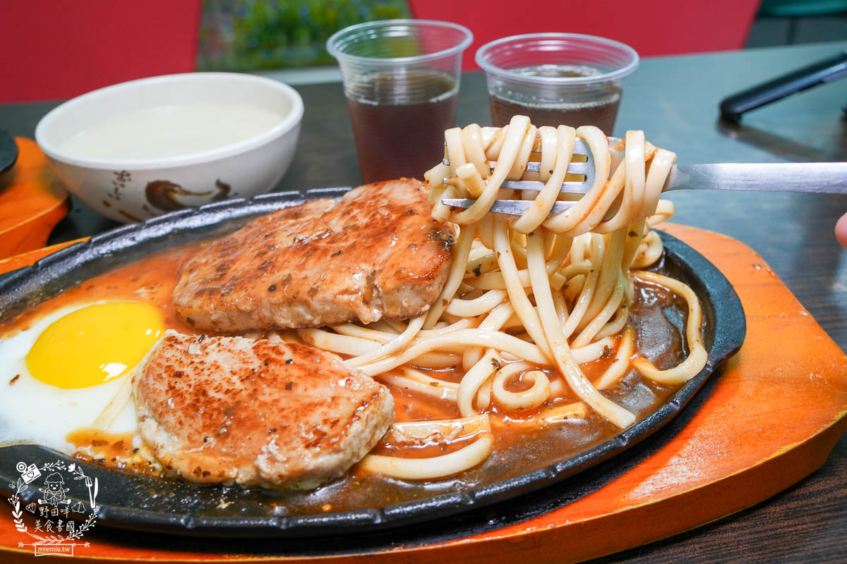 鳳山牛排館推薦[元氣牛牛排館]超彈嫩的厚實牛排居然只要180?免費的玉米濃湯料超級多還有紅茶無限暢飲!