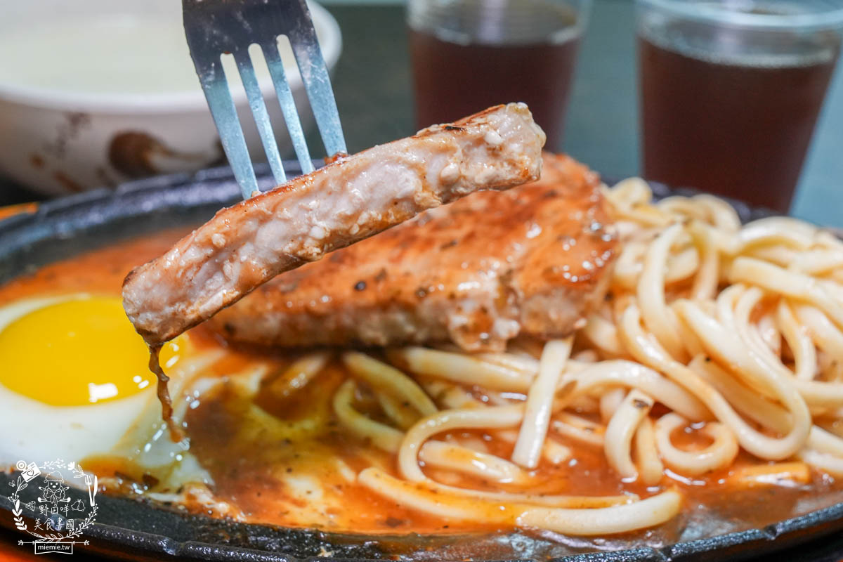 鳳山牛排館推薦[元氣牛牛排館]超彈嫩的厚實牛排居然只要180?免費的玉米濃湯料超級多還有紅茶無限暢飲!