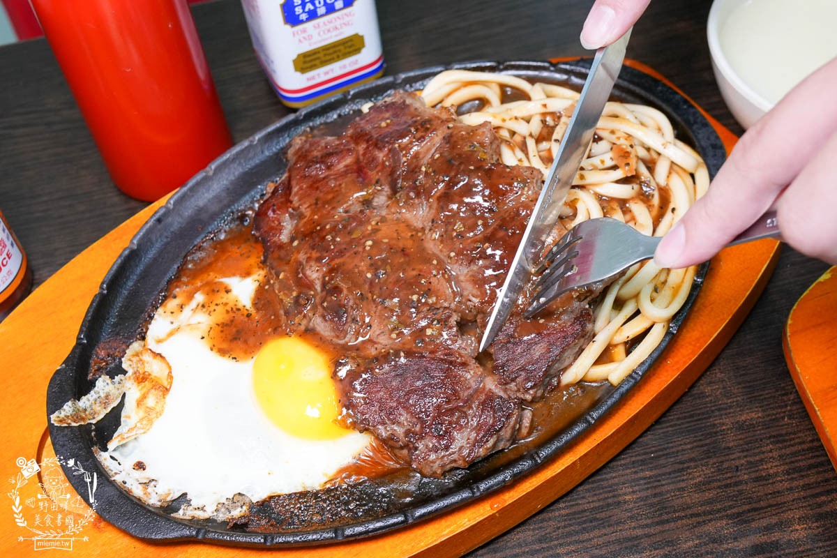 鳳山牛排館推薦[元氣牛牛排館]超彈嫩的厚實牛排居然只要180?免費的玉米濃湯料超級多還有紅茶無限暢飲!