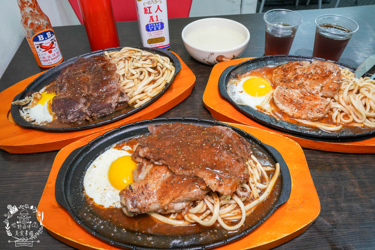 鳳山牛排館推薦[元氣牛牛排館]超彈嫩的厚實牛排居然只要180?免費的玉米濃湯料超級多還有紅茶無限暢飲!