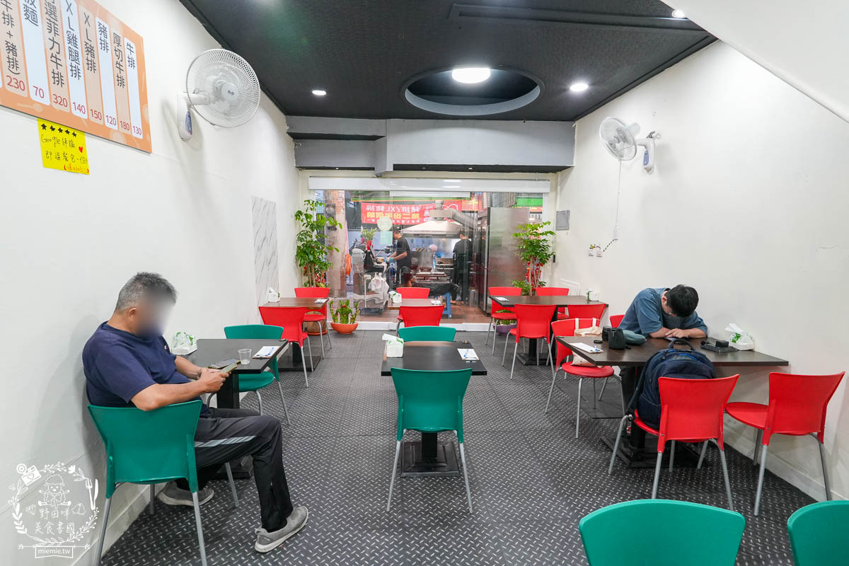 鳳山牛排館推薦[元氣牛牛排館]超彈嫩的厚實牛排居然只要180?免費的玉米濃湯料超級多還有紅茶無限暢飲!