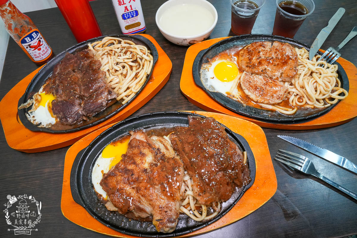鳳山牛排館推薦[元氣牛牛排館]超彈嫩的厚實牛排居然只要180?免費的玉米濃湯料超級多還有紅茶無限暢飲!