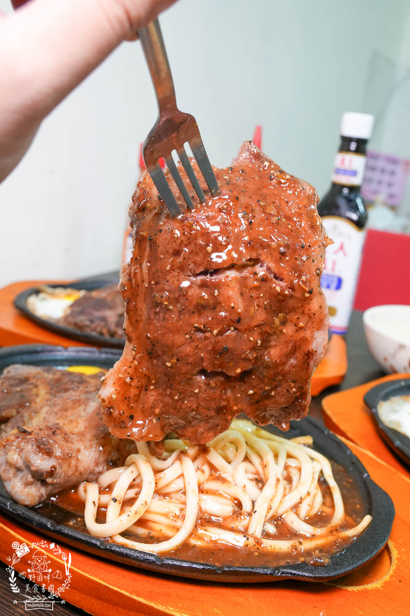 鳳山牛排館推薦[元氣牛牛排館]超彈嫩的厚實牛排居然只要180?免費的玉米濃湯料超級多還有紅茶無限暢飲!