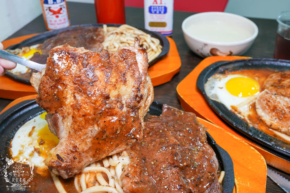 鳳山牛排館推薦[元氣牛牛排館]超彈嫩的厚實牛排居然只要180?免費的玉米濃湯料超級多還有紅茶無限暢飲!