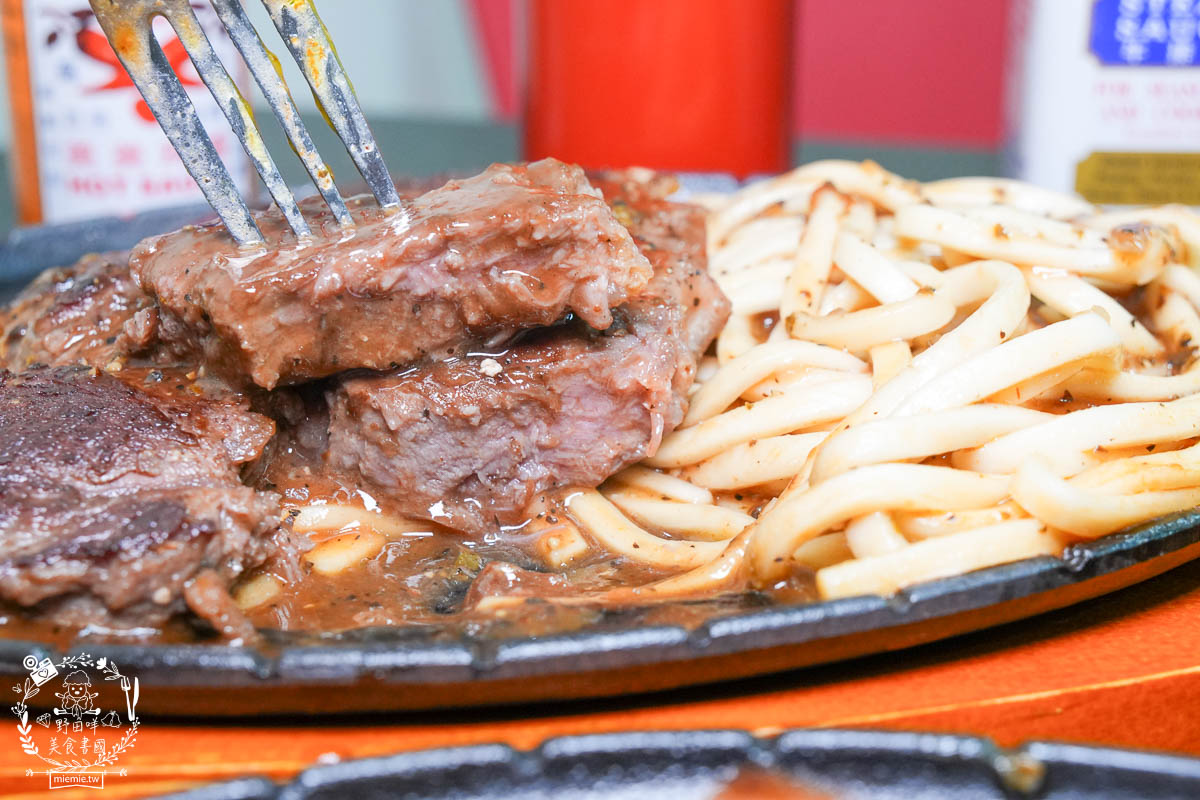 鳳山牛排館推薦[元氣牛牛排館]超彈嫩的厚實牛排居然只要180?免費的玉米濃湯料超級多還有紅茶無限暢飲!
