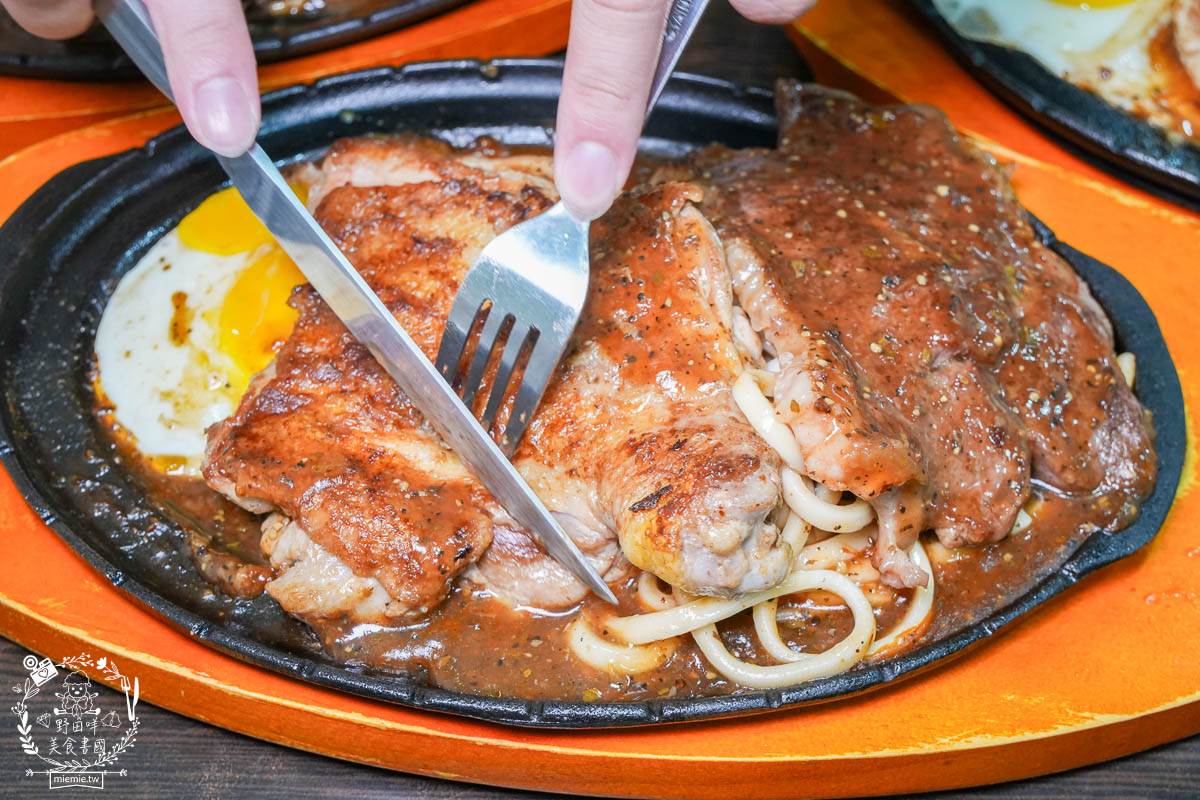 鳳山牛排館推薦[元氣牛牛排館]超彈嫩的厚實牛排居然只要180?免費的玉米濃湯料超級多還有紅茶無限暢飲!