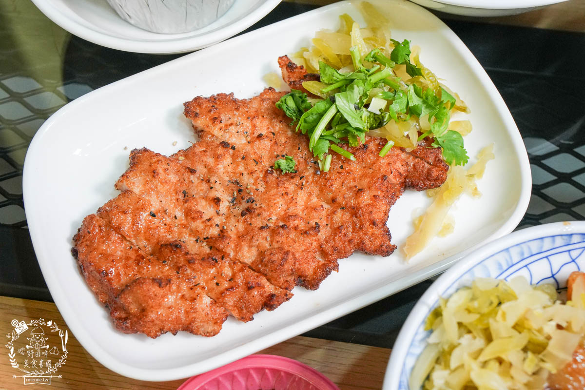 鳳山小吃推薦[深海陳雞肉飯]鳳山在地20年的超人氣小吃！平日常常提早完售的鳳山美食！