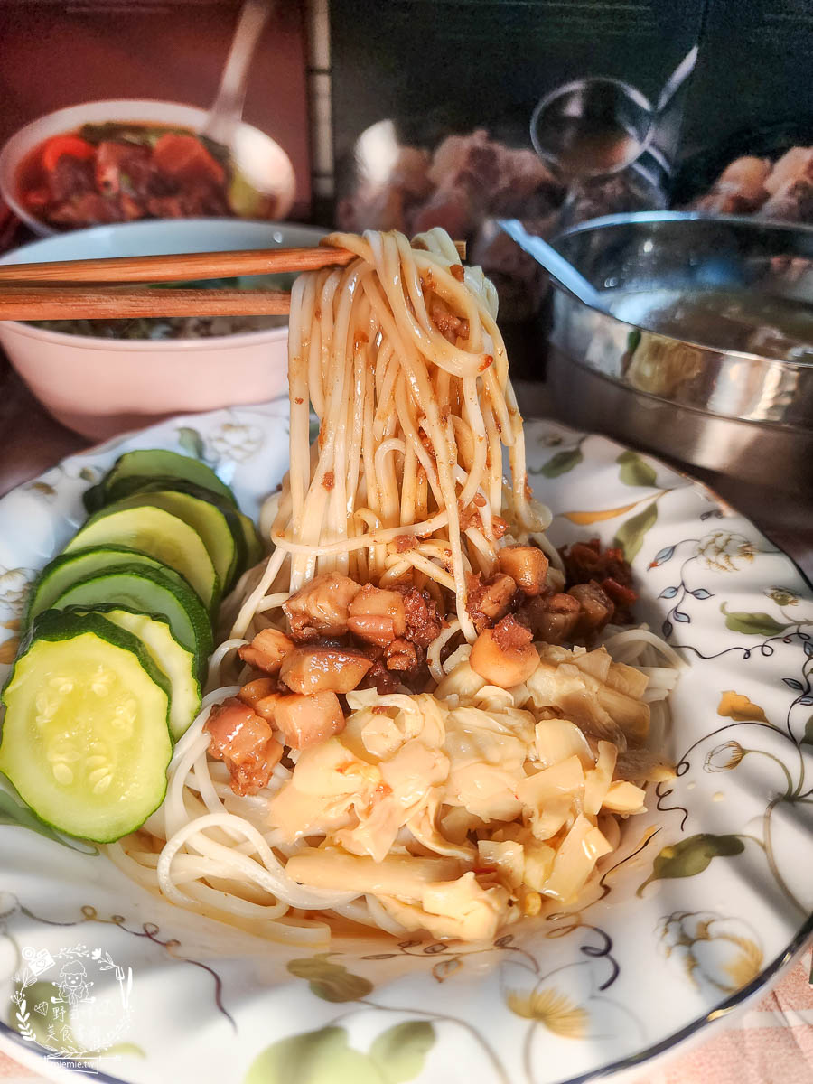 [深海CHEN調理包]鳳山超人氣肉燥飯與雞肉飯在家就能品嚐？還有料超豐富的牛肉湯與肉骨茶？