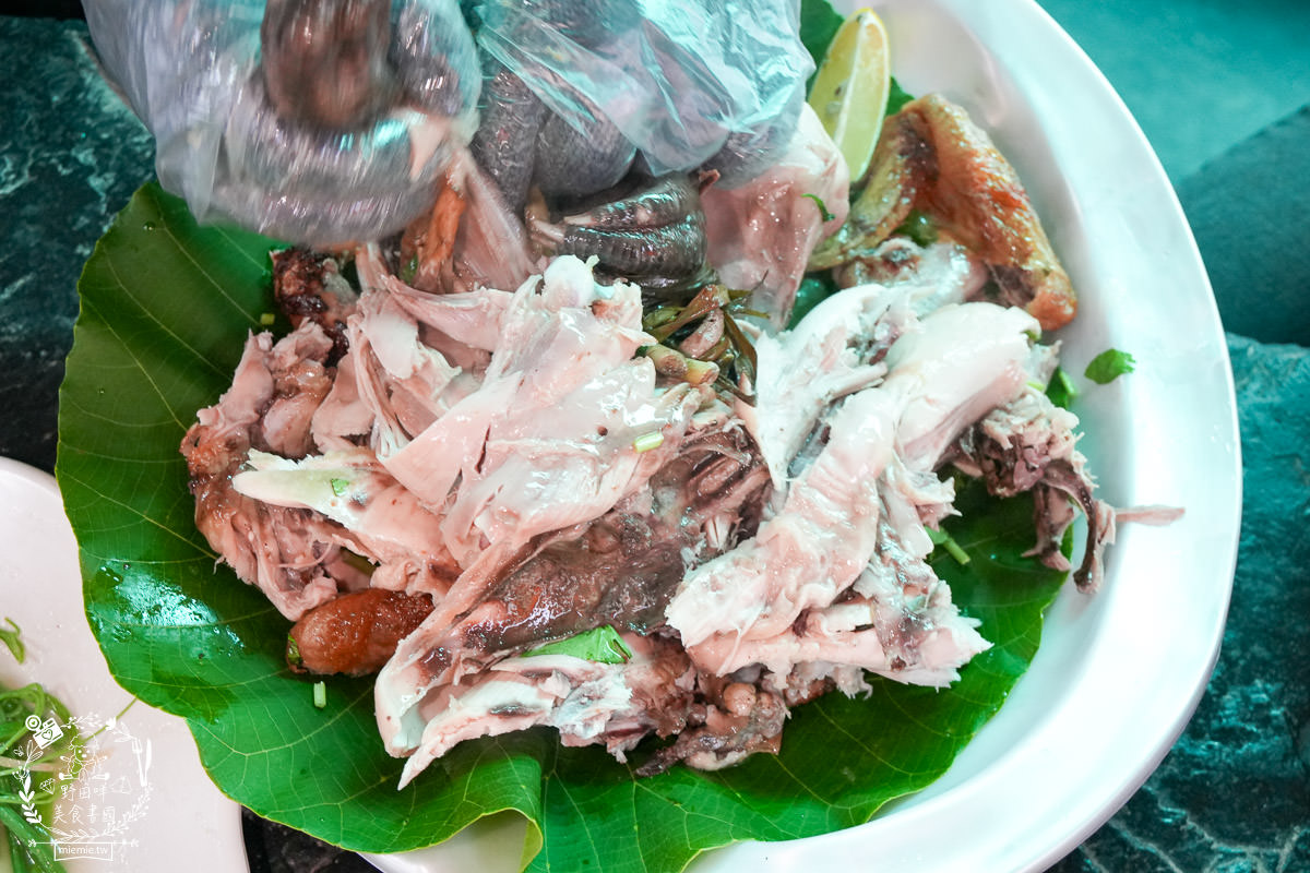 茂林美食推薦[瑪姿餐飲店原住民風味料理]香噴噴的人氣烤雞不預定容易撲空？綜合拼盤石板烤肉必吃！