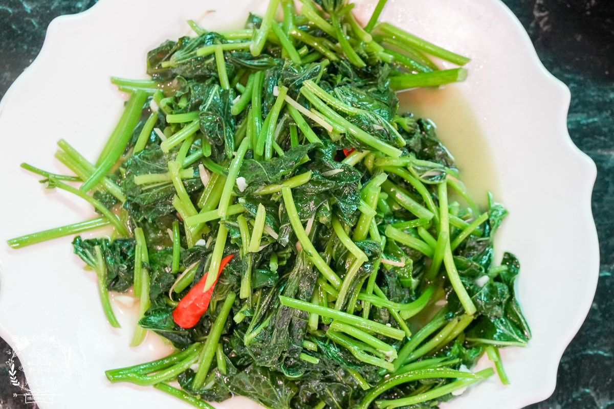 茂林美食推薦[瑪姿餐飲店原住民風味料理]香噴噴的人氣烤雞不預定容易撲空？綜合拼盤石板烤肉必吃！