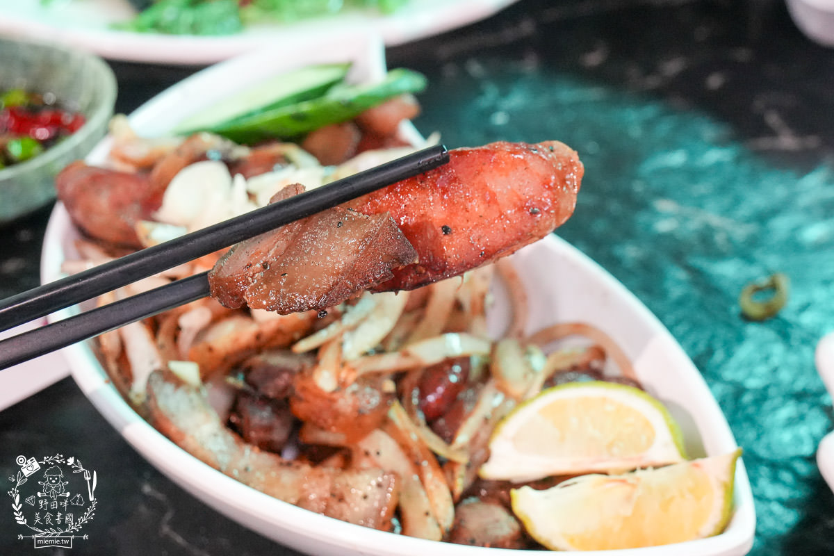 茂林美食推薦[瑪姿餐飲店原住民風味料理]香噴噴的人氣烤雞不預定容易撲空？綜合拼盤石板烤肉必吃！