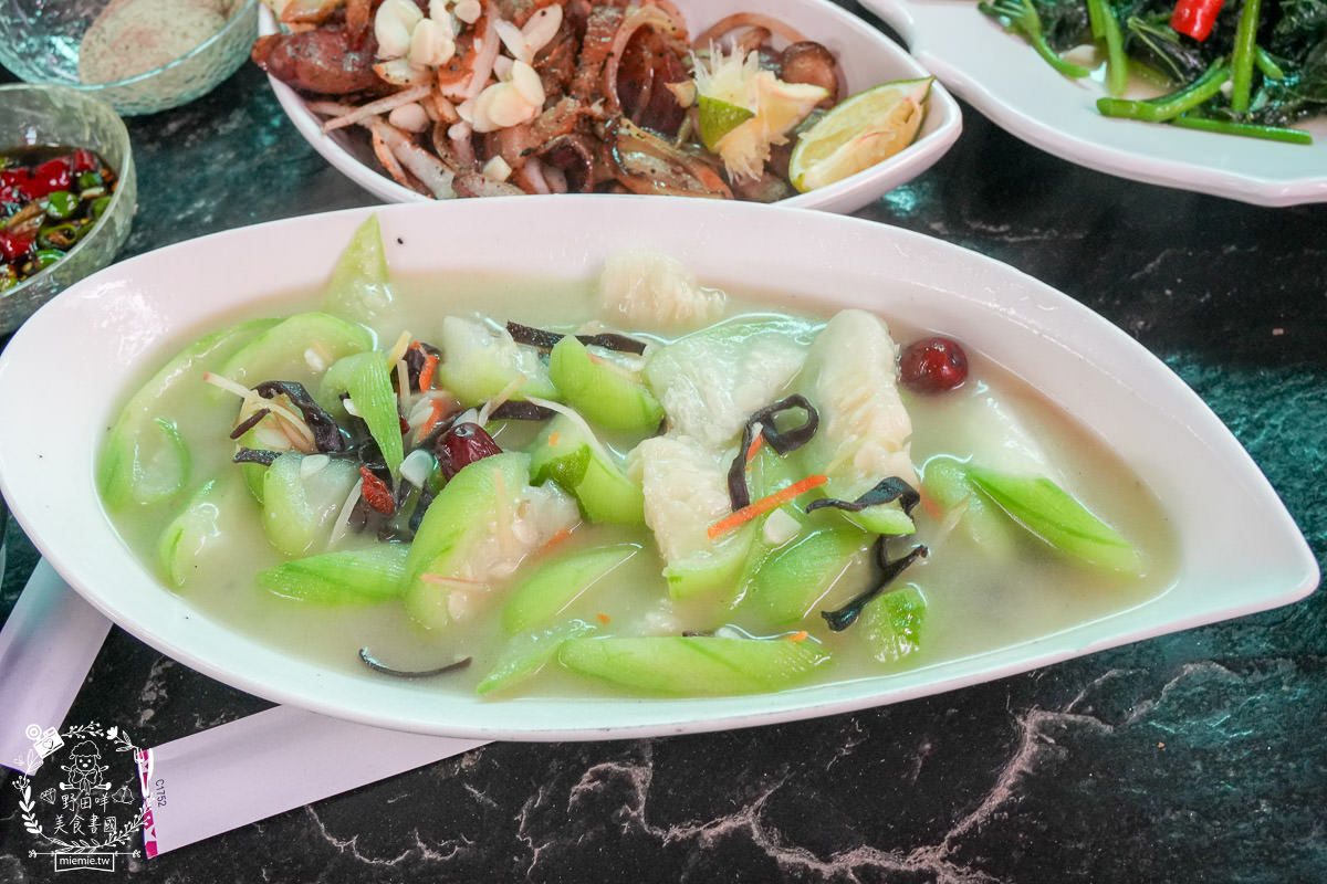 茂林美食推薦[瑪姿餐飲店原住民風味料理]香噴噴的人氣烤雞不預定容易撲空？綜合拼盤石板烤肉必吃！