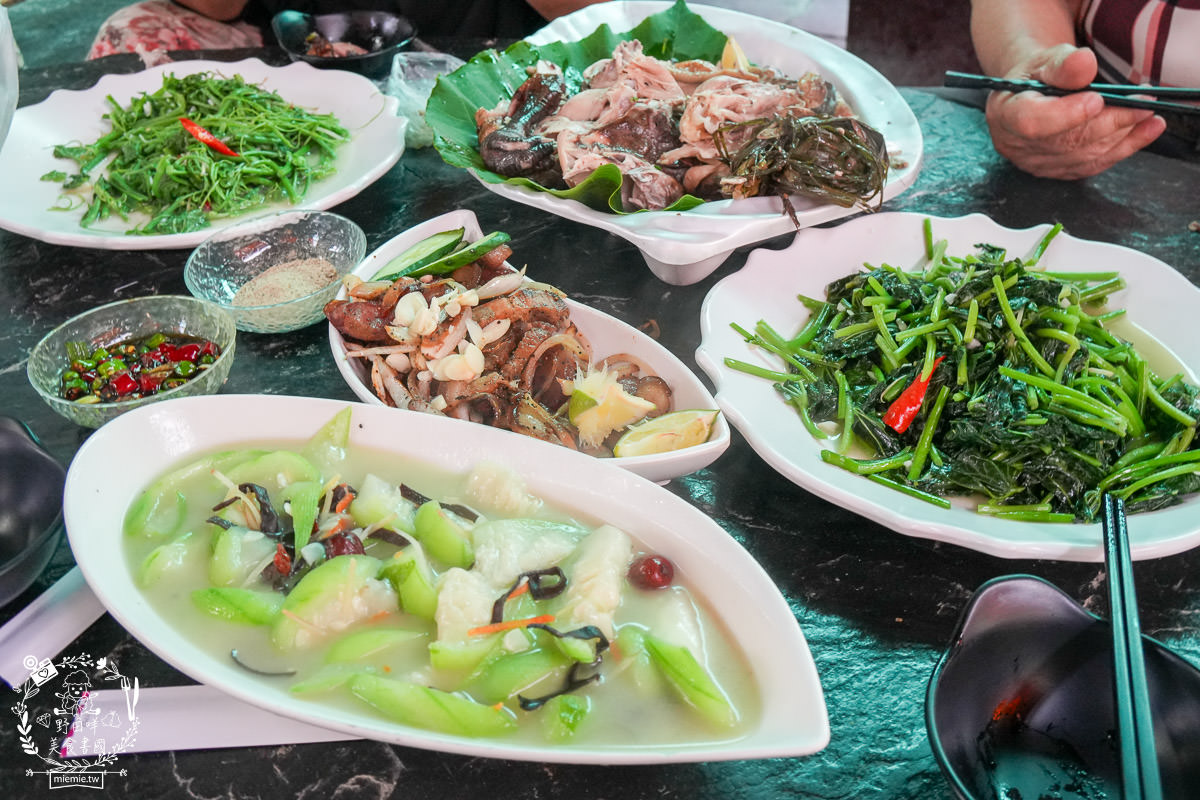 茂林美食推薦[瑪姿餐飲店原住民風味料理]香噴噴的人氣烤雞不預定容易撲空？綜合拼盤石板烤肉必吃！