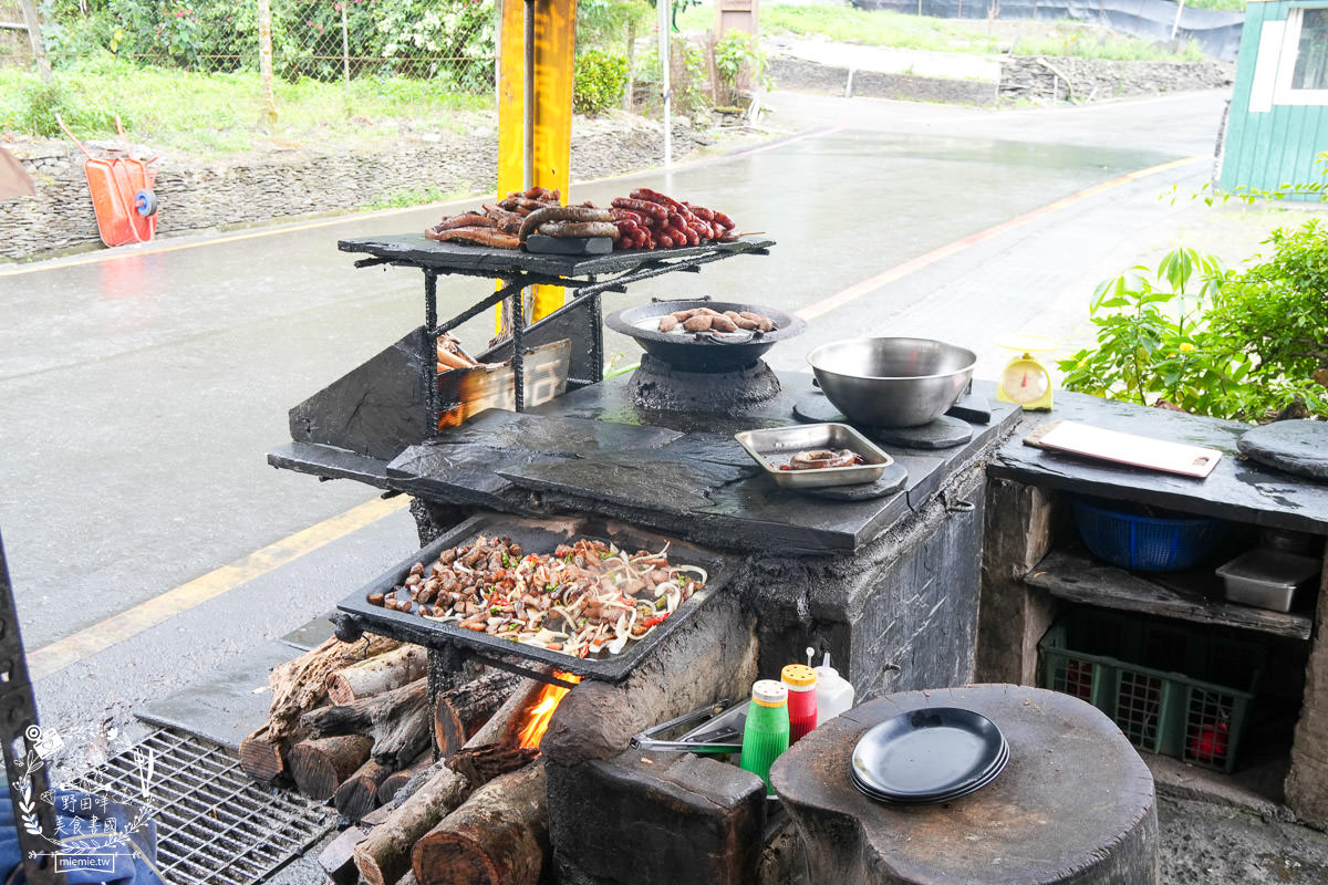 茂林美食推薦[瑪姿餐飲店原住民風味料理]香噴噴的人氣烤雞不預定容易撲空？綜合拼盤石板烤肉必吃！