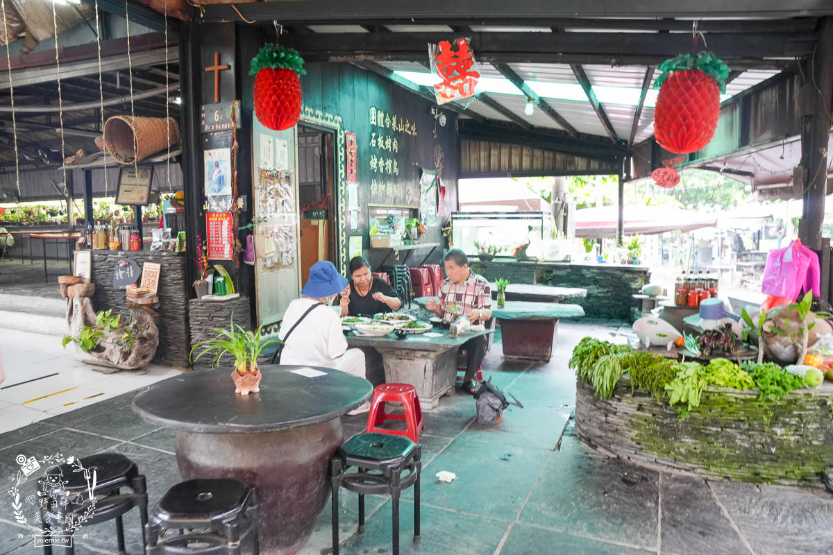 茂林美食推薦[瑪姿餐飲店原住民風味料理]香噴噴的人氣烤雞不預定容易撲空？綜合拼盤石板烤肉必吃！