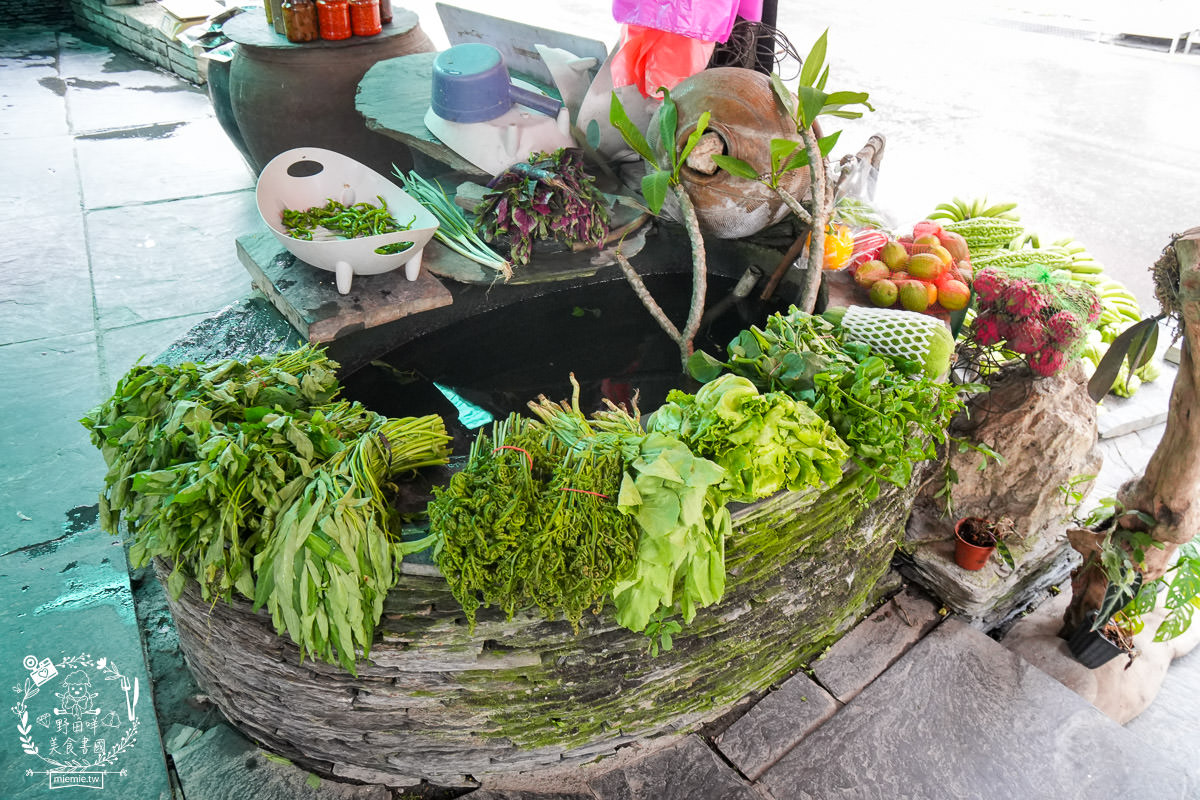 茂林美食推薦[瑪姿餐飲店原住民風味料理]香噴噴的人氣烤雞不預定容易撲空？綜合拼盤石板烤肉必吃！