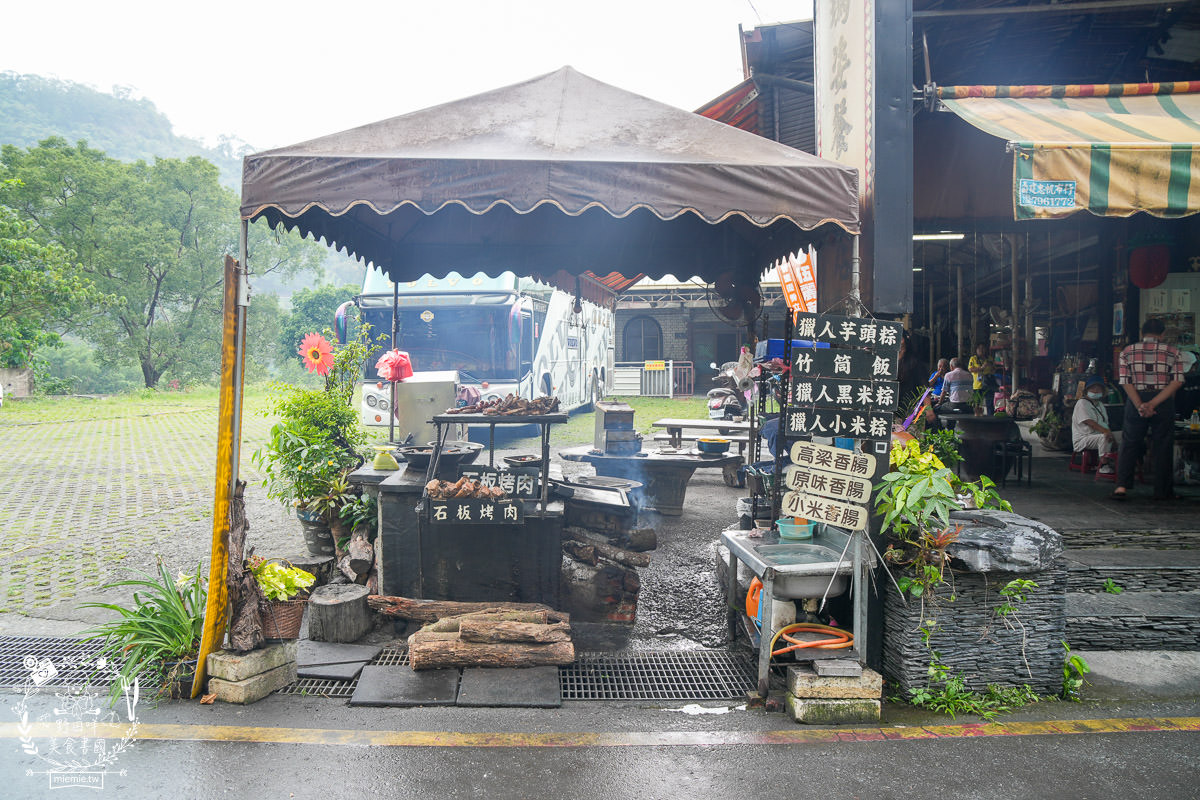 茂林美食推薦[瑪姿餐飲店原住民風味料理]香噴噴的人氣烤雞不預定容易撲空？綜合拼盤石板烤肉必吃！