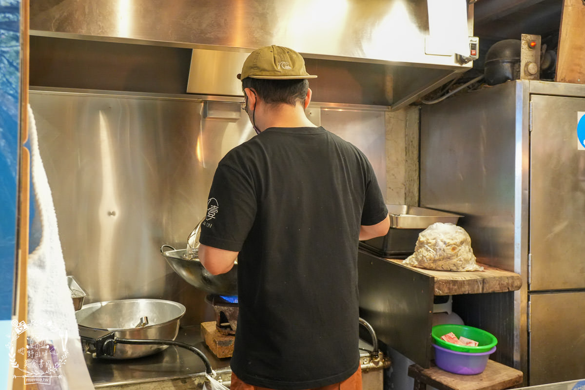 高雄鹽埕區小吃[山壹旗魚食製所]已經有七十多年歷史傳承下來的黑皮旗魚魚漿食品