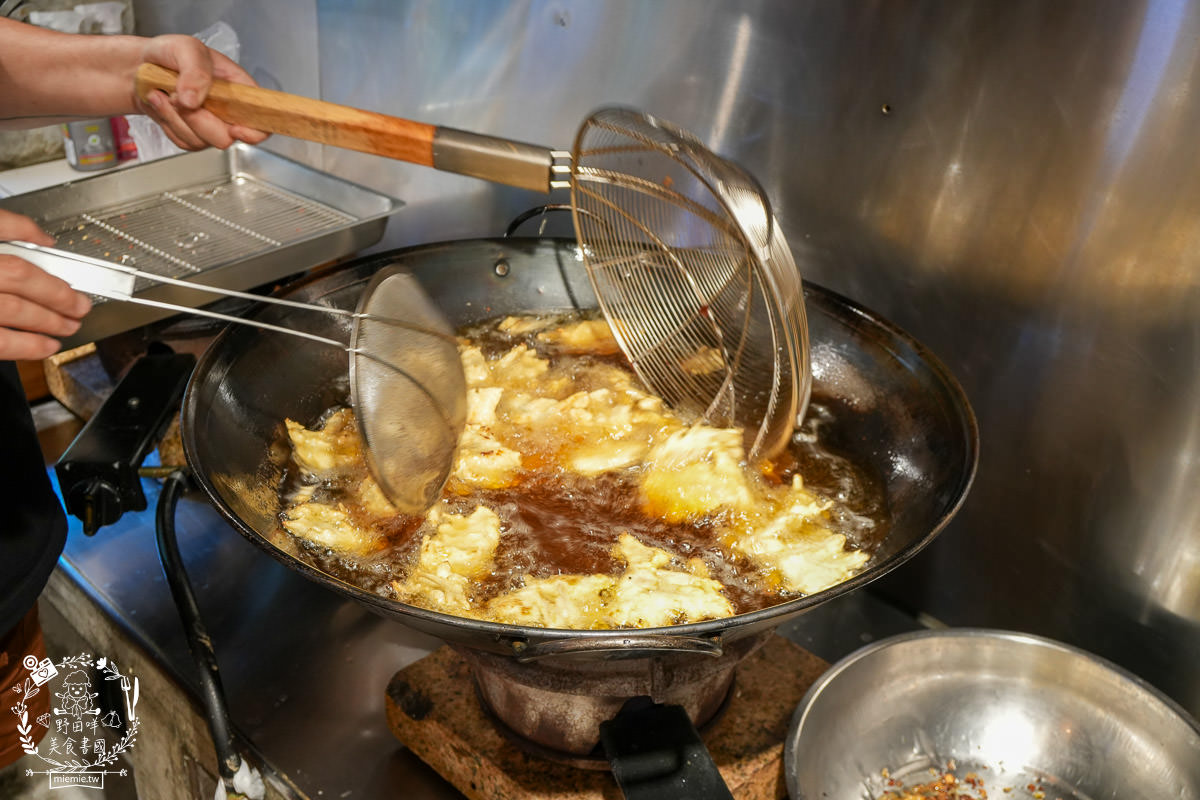 高雄鹽埕區小吃[山壹旗魚食製所]已經有七十多年歷史傳承下來的黑皮旗魚魚漿食品