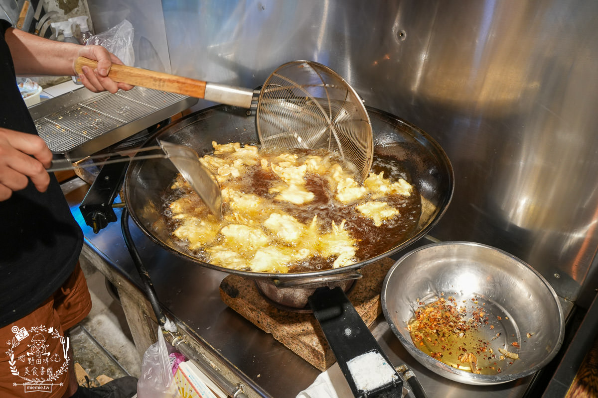 高雄鹽埕區小吃[山壹旗魚食製所]已經有七十多年歷史傳承下來的黑皮旗魚魚漿食品