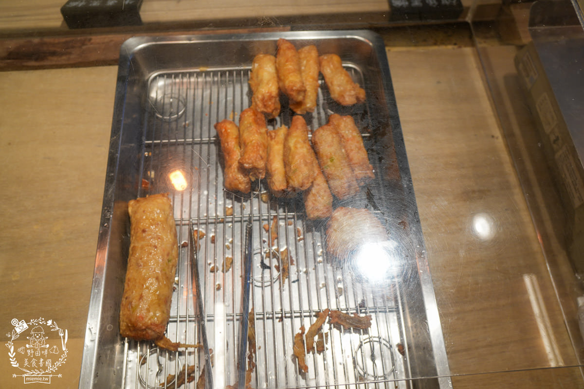 高雄鹽埕區小吃[山壹旗魚食製所]已經有七十多年歷史傳承下來的黑皮旗魚魚漿食品