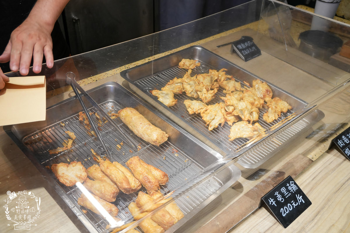 高雄鹽埕區小吃[山壹旗魚食製所]已經有七十多年歷史傳承下來的黑皮旗魚魚漿食品