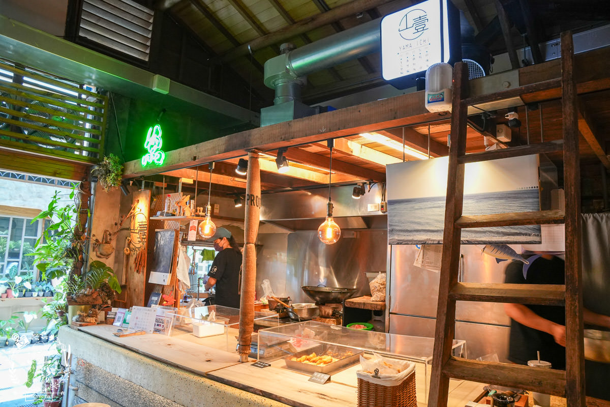 高雄鹽埕區小吃[山壹旗魚食製所]已經有七十多年歷史傳承下來的黑皮旗魚魚漿食品