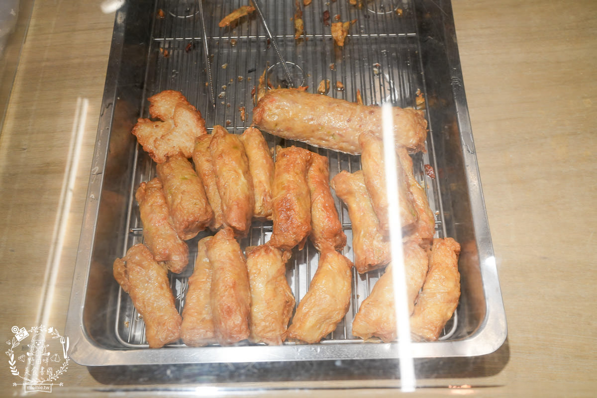 高雄鹽埕區小吃[山壹旗魚食製所]已經有七十多年歷史傳承下來的黑皮旗魚魚漿食品