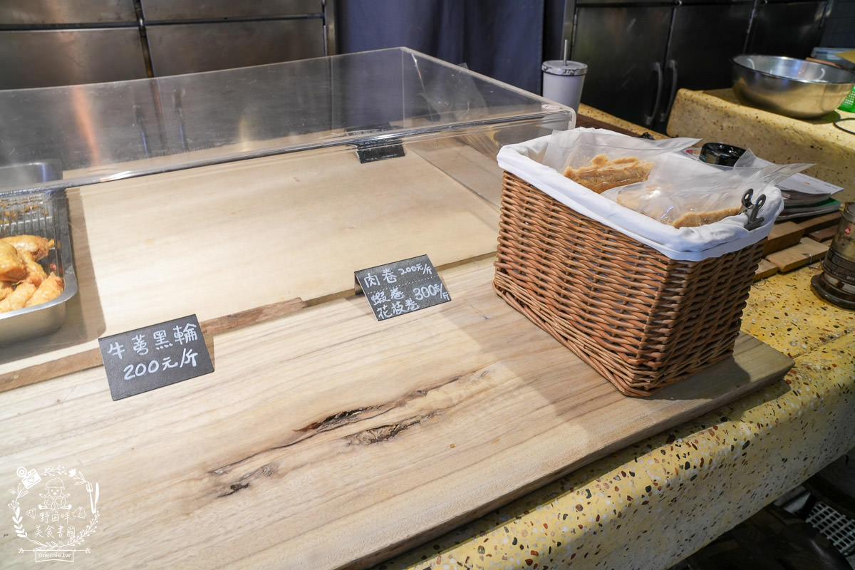 高雄鹽埕區小吃[山壹旗魚食製所]已經有七十多年歷史傳承下來的黑皮旗魚魚漿食品