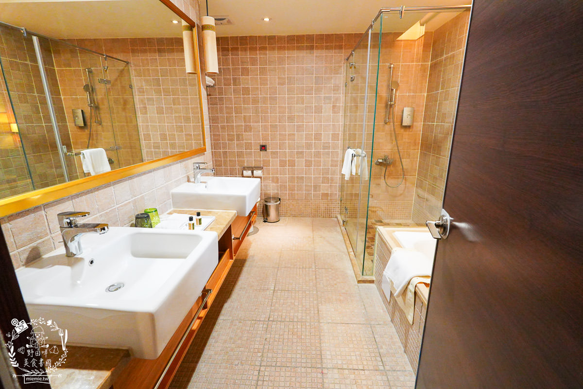 花蓮飯店推薦[福容大飯店]絕美景觀和洋客房可以觀賞花蓮日出!樂齡專案免費櫻田野養生鍋+a2 水岸園區遊湖券！