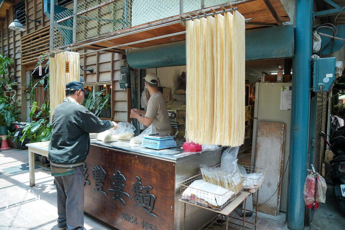 高雄美食一日遊|YoCity元宇宙APP帶你高雄台南美食吃透透|鹽埕市場小吃與可愛貓咪餐館|高雄消暑飲料咖啡廳