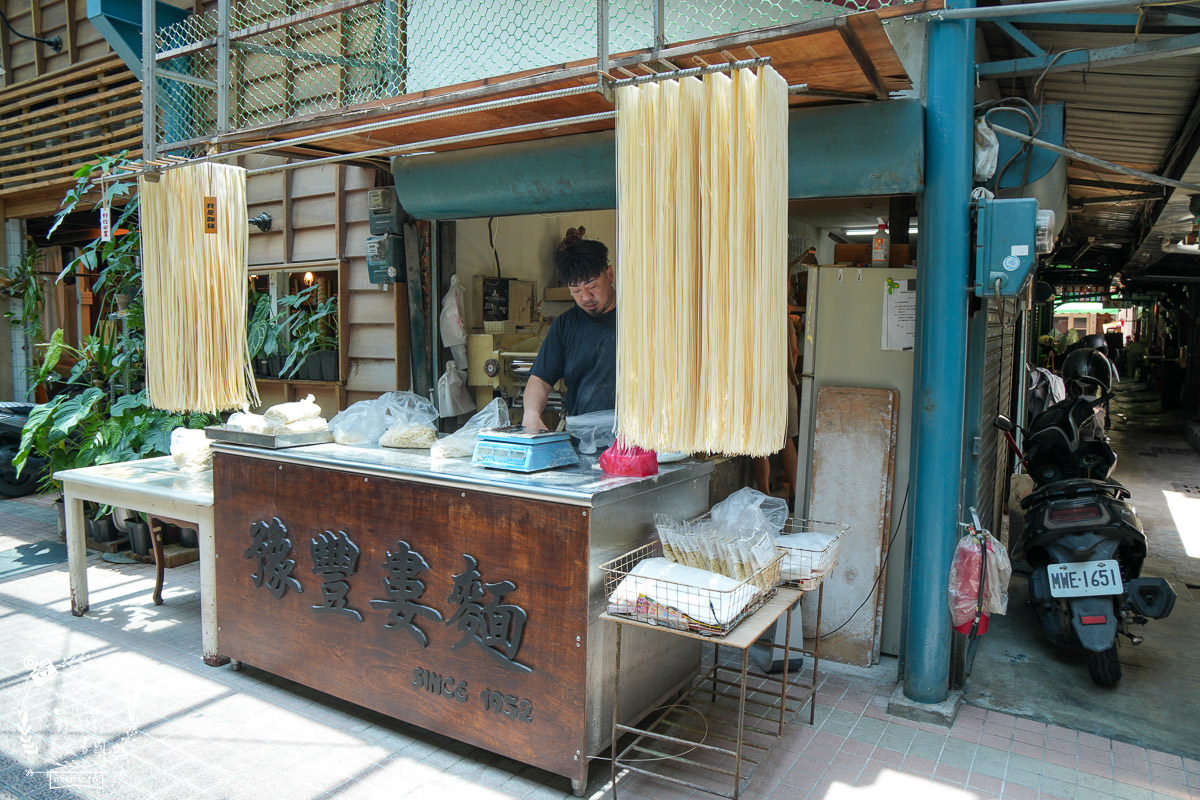 高雄美食一日遊|YoCity元宇宙APP帶你高雄台南美食吃透透|鹽埕市場小吃與可愛貓咪餐館|高雄消暑飲料咖啡廳
