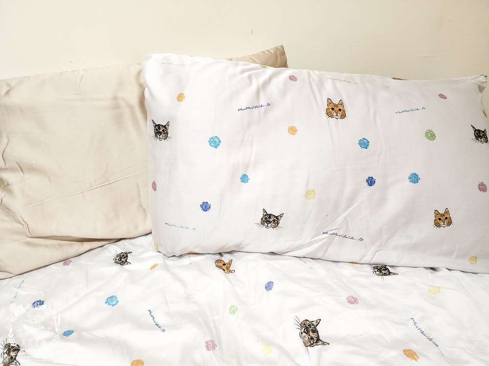 天絲床包推薦[伯尼寢具]暢首易言獨家聯名款60支天絲喵喵甜心床包兩用被組！台灣夏天必備涼爽床被！