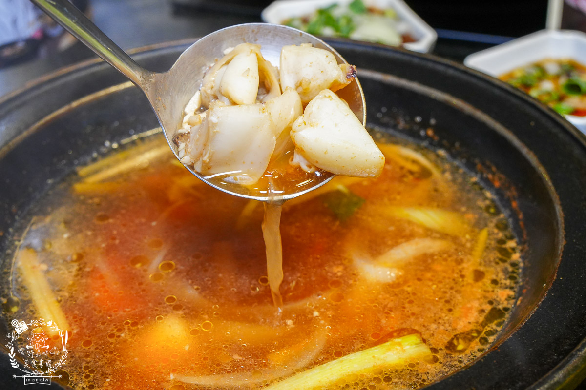 狂一鍋高雄台鋁店|台式霓虹風網美火鍋店!超強自助吧299元吃到飽!